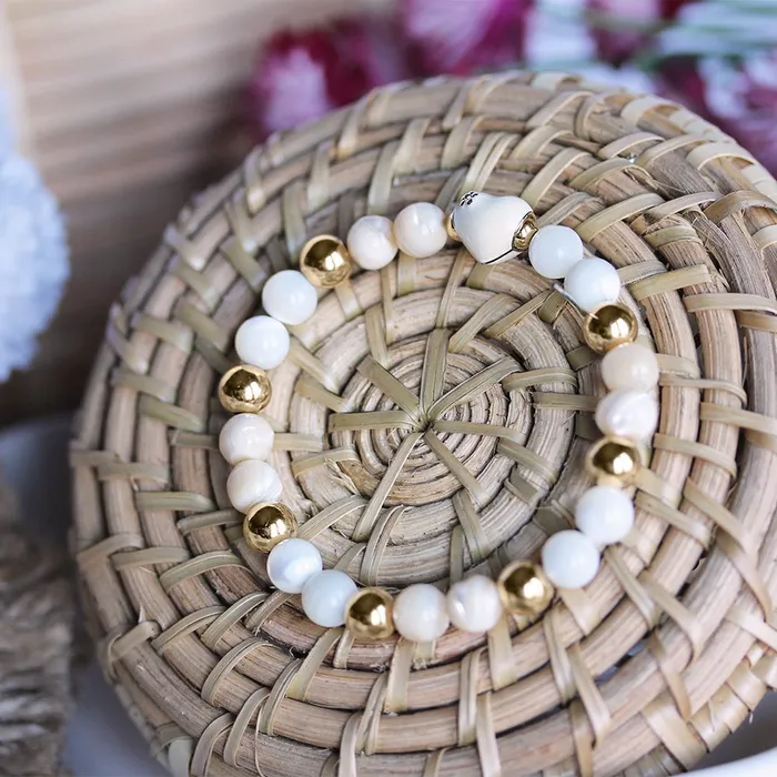 Bracelets Elisa Ilana White Enamel Heart Mother of Pearl Stretch Bracelet